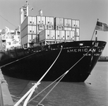 171664 Afbeelding van een Amerikaans containerschip in de haven te Rotterdam.